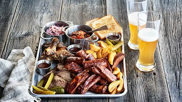 Speisen in legeren Restaurants